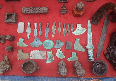 Phiên chợ đồ cổ độc đáo giữa lòng Thủ đô